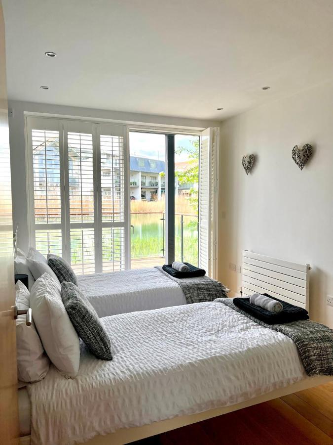 Luxurious Lakefront With Pool/spa Access Holiday home Cirencester